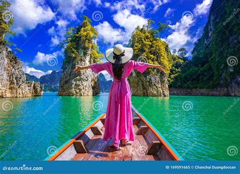 Aziatische Vrouw Op De Boot In Het Nationaal Park Van De Khao Sok In