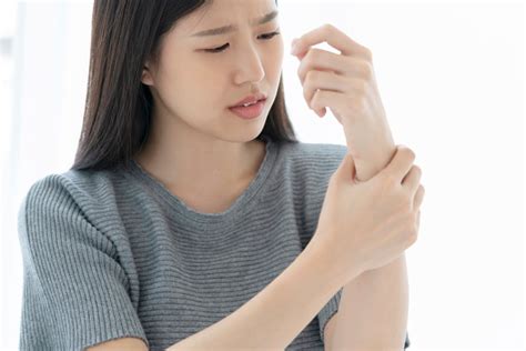 Tràn dịch khớp cổ tay Nguyên nhân triệu chứng cách điều trị