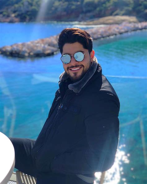 راغب علامة بشتقلك يا حبي الوحيد. شاهدوا فيديو كوميدي.. نجل راغب علامة يحمل والدته على كتفيه ...