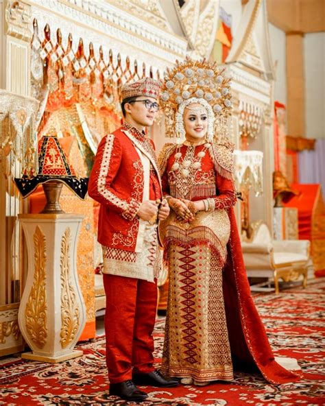 Baju pengantin modern 2018 dibawah ini menghadirkan kesan elegan dan mewah bagi penggunanya, sebab dilihat dari berbagai sisi baju pengantin ini mampu memberikan rasa percaya diri bagi sang pemakai. Jual Baju Pengantin Adat Minangkabau Terbaik di Padang