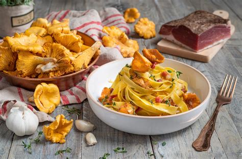 Così conservati devono essere consumati entro 3/4 mesi. Tagliatelle con finferli e speck, la ricetta di Sonia Peronaci