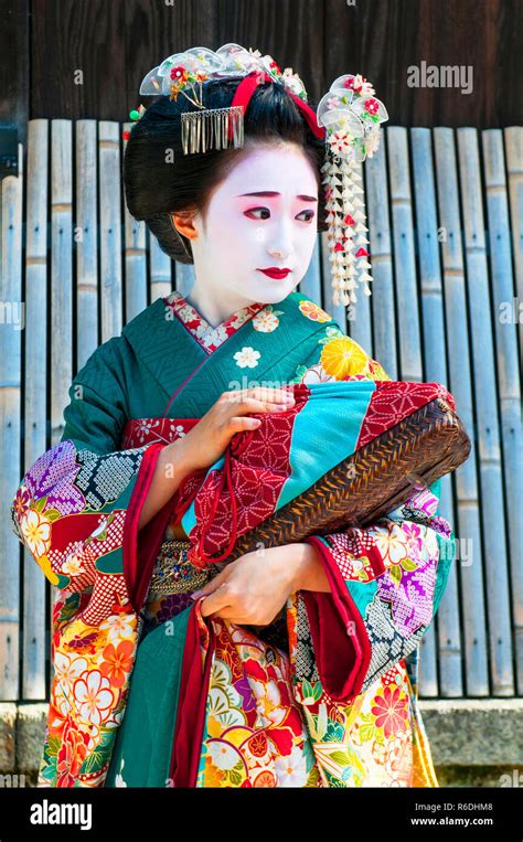 Junge Schöne Japanische Frauen Namens Maiko Ein Traditionelles Kleid Tragen Genannt Kimono An