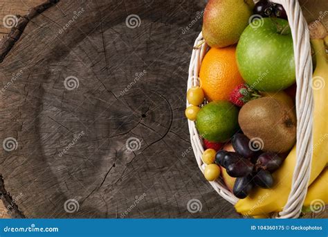 Vista Superiore Dei Frutti Organici Freschi In Canestro Di Vimini