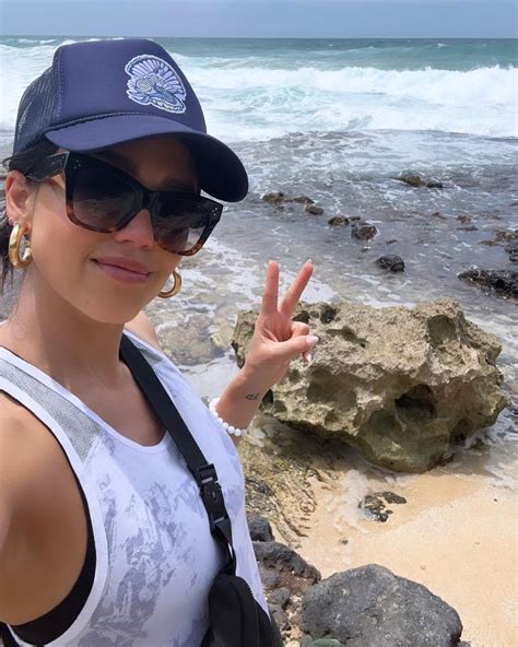 Celebrity Vacation Style Jessica Alba S Hawaiian Holiday Look