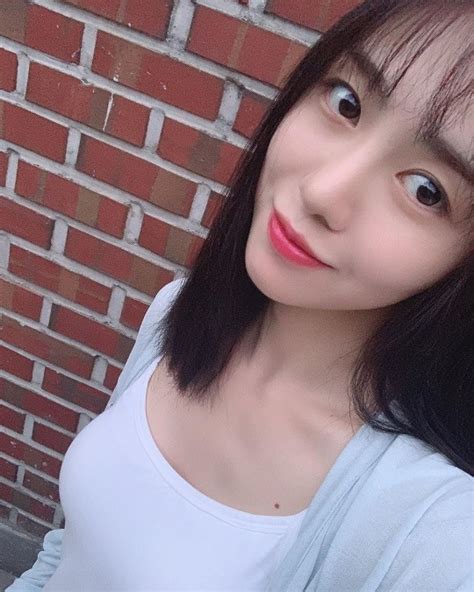 그룹 에이오에이(aoa) 출신 배우 권민아가 과거 한 멤버에게 괴롭힘을 당했다고 폭로했다. 심쿵하게 하는 눈빛 AOA 출신 권민아, 청순美 철철