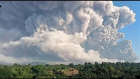 Vulkan Sinabung Spuckt Asche In Den Himmel Video Dailymotion