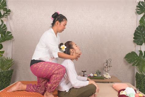 masaje thai concepto joven asiática recibiendo masaje de hierbas thai masaje en spa salonthai