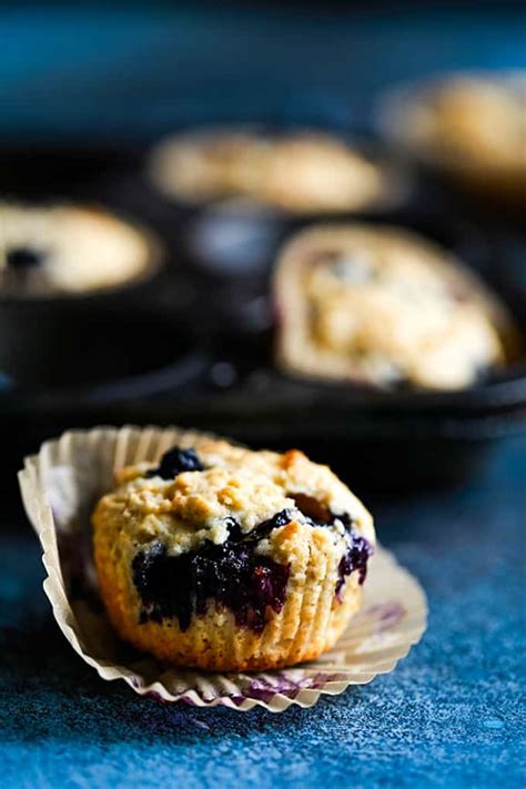 Healthy yogurt oat blueberry {or chocolate chip!} muffins. Yogurt Blueberry Oatmeal Muffins - Melanie Makes