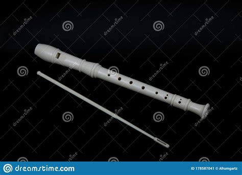 Flauta De Grabadora Aislada En El Fondo Negro De La Capa Plana Imagen