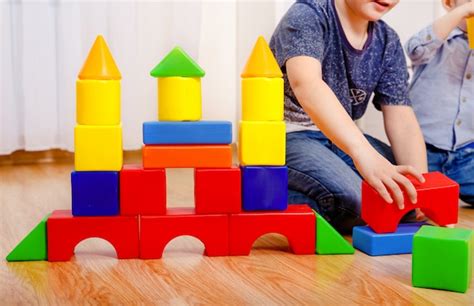 Niños Atractivos Jugando Con Constructor En Piso En Casa Niños En Edad