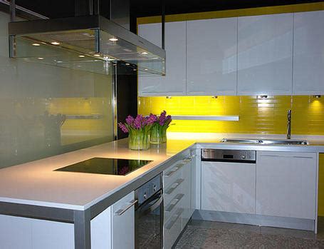 Una buena combinación de acero y colores vivos puede transformar cualquier cocina en un espacio de ensueño en el que dejar volar la imaginación y dar. Cocinas baratas - Reformas en Madrid