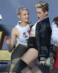 Miley Cyrus Bumps And Grinds With Female Dancers On Jimmy Kimmel Live Daily Mail Online