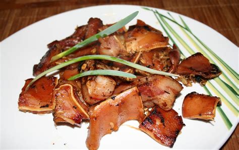 Oreilles de cochon sautées au gingembre et pousses de soja