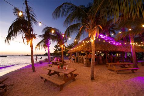 It is a quiet and intimate panoramic bar where you can spend romantic moments with the sweet couple, with an incredible the bar has a retractable glass roof that can also make the rain a spectacular moment of pleasure. Beach Bar: Chill Beach Bar & Grill Curaçao