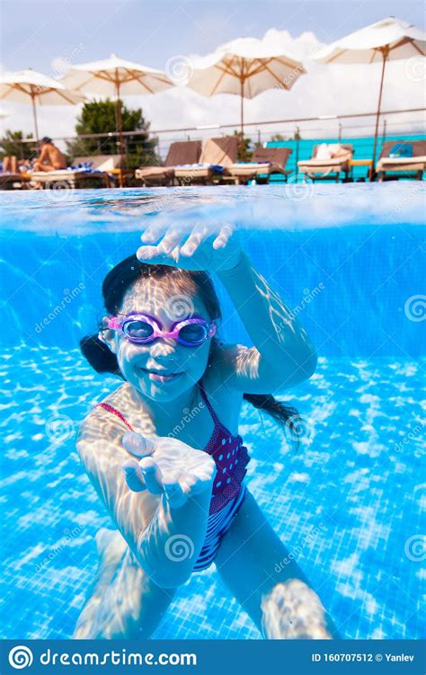 Mädchenschwimmen Im Pool Stockfoto Bild Von Kindheit 160707512