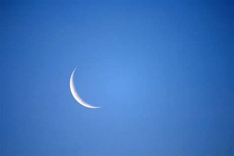Croissant De Lune Dans Le Ciel Bleu Photo Stock Libre Public Domain
