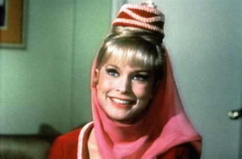 ;p>major nelson entdeckt nach einer missglückten weltraummission, auf einer einsamen südseeinsel die flasche in der jeannie. Bezaubernde Jeannie Bilder - TV Wunschliste