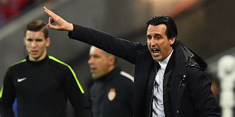 Unai emery telling his players where to pass the ball, as arsenal won. Emery : "Nous avions besoin de gagner ce titre"