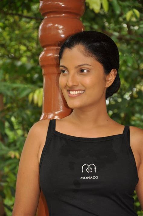 Poplar Sri Lankan Hot Tv Actress And Film Star Paboda Sandeepani