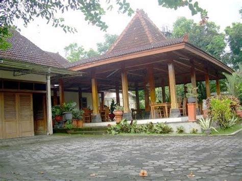 Rumah adat jawa mempunyai beragam macam dan bentuk karena pulau jawa terbagi menjadi jawa tengah, jawa timur, dan lainya. Desain Rumah Teras Joglo Kayu Unik Dan Cantik - YouTube
