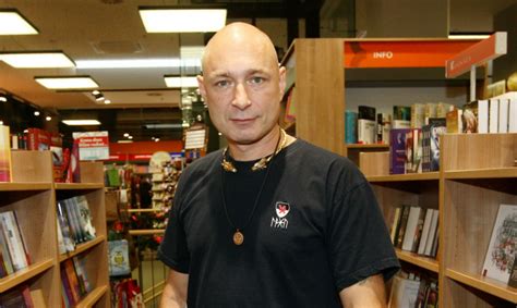 Czech car racer, actor, composer, rally driver and singer. Zpěvák Daniel Landa vstupuje do knižního byznysu - Borovan.cz