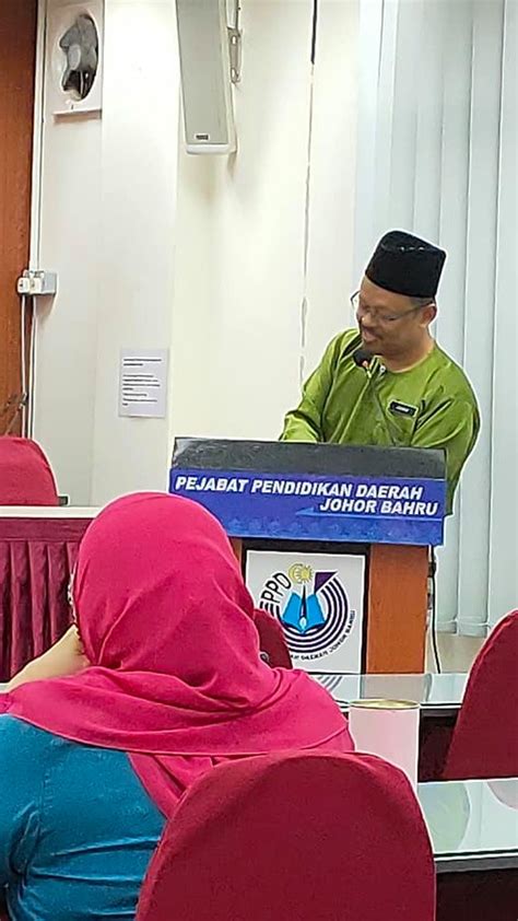 For å få bedre oversikt over beliggenheten pejabat pekhidmatan veterinar daerah johor bahru, vær oppmerksom på gatene som ligger i nærheten: Pejabat Pendidikan Daerah Johor Bahru - Posts | Facebook