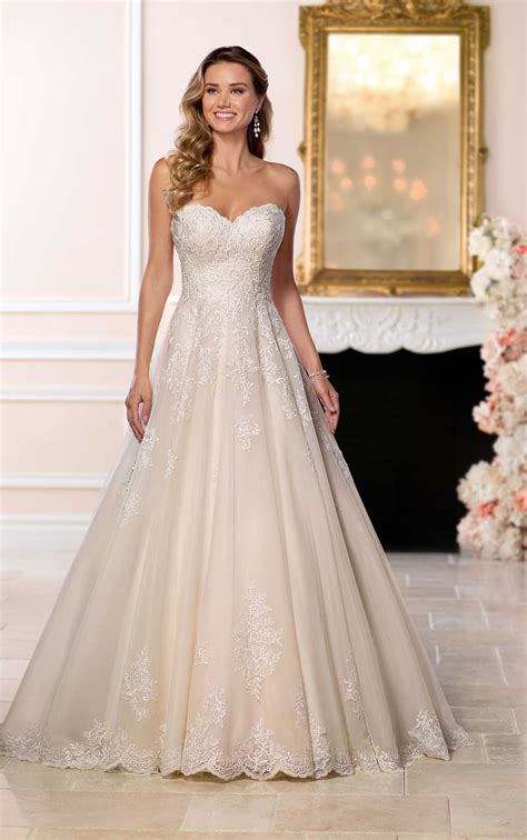 Wide range of wedding dresses, prom dresses and evening dresses under one roof in excellent quality at a price affordable for every customer. Affordable Classic Wedding Dress | Stella York Wedding Dresses