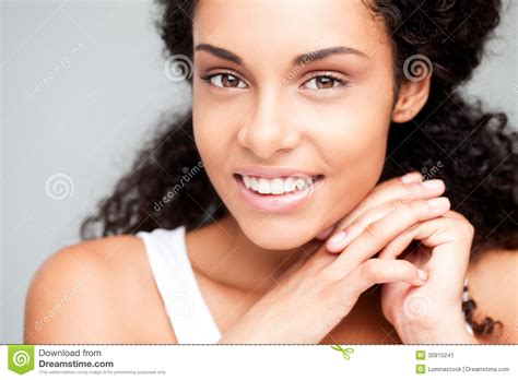 femme africaine de sourire image stock image du parfait 30915241