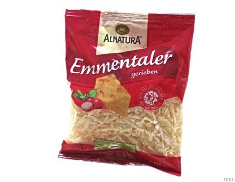 Emmental , emmentaler oder emmentaler ist ein gelber, mittelharter käse , die sich um in der umgebung entsteht emmental , im kanton bern in schweiz. Fotos und Bilder von Käse, Emmentaler gerieben (Alnatura ...
