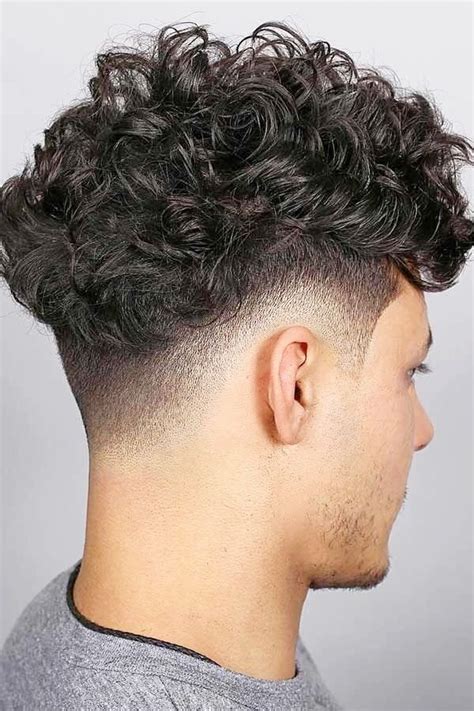 In this case, the hair will be lowered evenly to give is a clean look, the drop taper the tapers hairstyle transforms the classic curly afro for men into modern, clean and stylish to keep up with present times. Stylish Curly Fade Hairstyles For Men To Try | Low fade ...