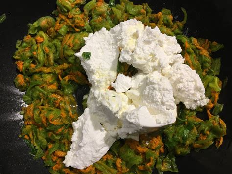 Pasta ricotta e fiori di zucca. PASTA CON RICOTTA E FIORI DI ZUCCA | Silvia&Rosmarino