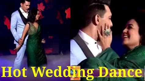 Indian Idol 11 Neha Kakkar And Aditya Narayans Hot Kante Nahin Kat Te Dance On Wedding Day