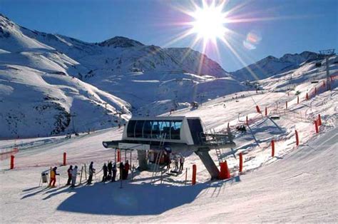 El balneario caldes de boí, se encuentra situado a 1500 metros sobre el nivel del mar, en pleno corazón del vall de boí y rodeado de espectaculares dos hoteles y un auténtico centro termal con vanguardistas programas de salud, gracias a los 37 manantiales que emanan por una superfície de. Evadium: Alojamiento: Balneario de Caldes de Boí Hotel ...