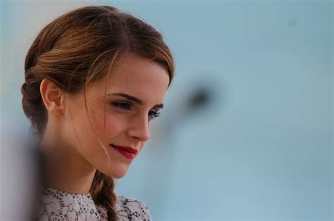 2560x1700 Emma Watson Gorgeous Chromebook Pixel Hd 4k Wallpapers