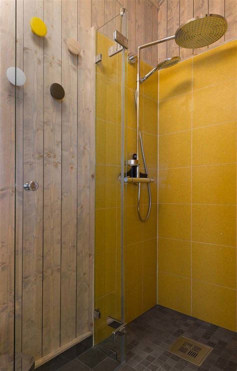 Skap et trendy baderomsinteriør med våtromstapet. Bilderesultat for hytte bad | Interiør, Moderne hytte ...