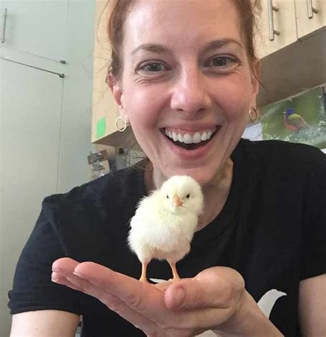 Wanita Menyelamatkan Anak Ayam dari Jalanan New York, Dia Pindah ke