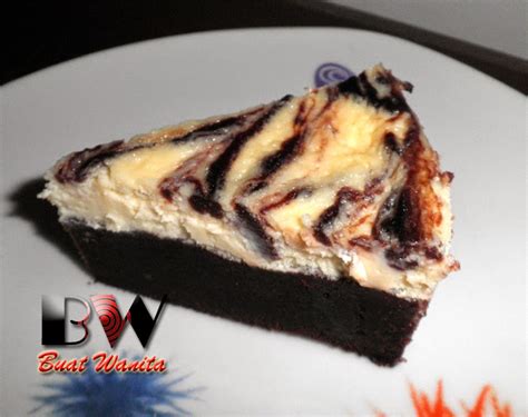 Masukan telur, air & tepung gandum gaul. Resepi Cheese Cake / Kek Keju Coklat Marble - Buat Wanita