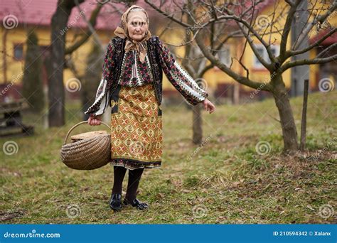 Anciana Campesina Cargando Leña En Una Canasta Foto De Archivo Imagen