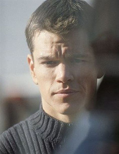 Un hombre amnésico es rescatado por la tripulación de un barco pesquero italiano cuando flota a la deriva en el mar. Matt Damon en "El Caso Bourne" (The Bourne Identity), 2002 ...