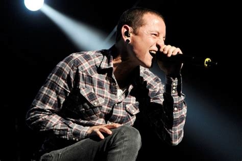 Belum lama ini, kematian pria 41 tahun itu dikaitkan dengan pesepakbola aaron ramsey. Kabar Duka Bagi Dunia Musik Rock, Vokalis Linkin Park ...