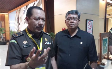 Kejaksaan agung (disingkat kejakgung atau kejagung) adalah lembaga kejaksaan yang berkedudukan di ibu kota negara indonesia dan daerah hukumnya meliputi wilayah kekuasaan. Kejagung Pastikan Tidak Ada Pungutan Apapun di Seleksi ...