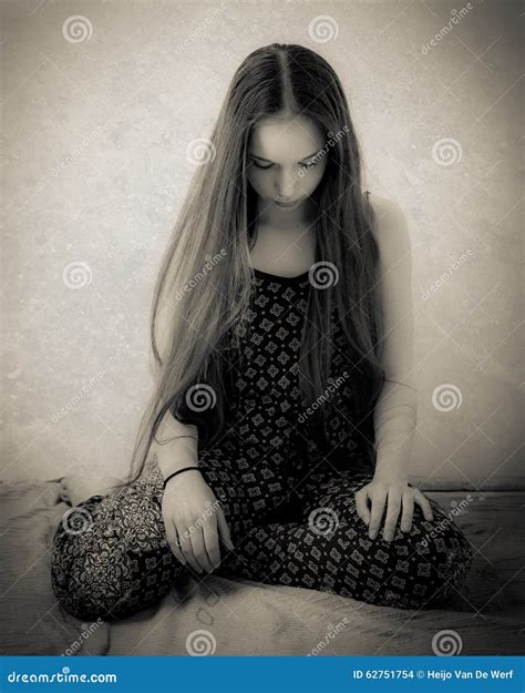 Tiener Met Uiterst Lang Haar In Zwart Wit Stock Foto Image Of Grunge