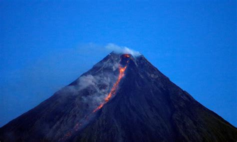 Latest Mount Mayon Volcano Eruption Update Ash And Lava Choke The