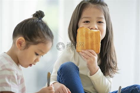 吃吐司的小女孩高清图片下载 正版图片502331290 摄图网