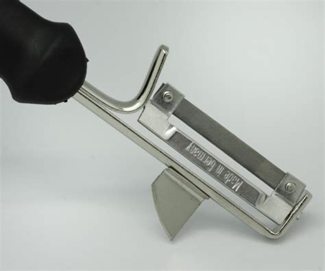 But when the peeler is held in the left hand, the sharp side of the blade is on the bottom. Westmark Left-Handed Peeler
