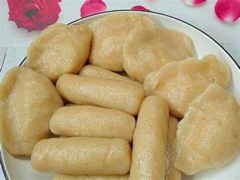 Pempek adalah makanan palembang yang paling terkenal, dan terdiri dari ikan dan tepung sagu dan disajikan dengan saus kental berwarna gelap yang dikenal sebagai cuko, yang berarti saus pekat. Resep Pempek udang rebon oleh Susan Mellyani | Resep ...