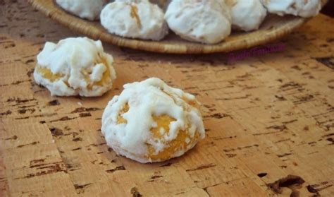 Line a baking sheet with parchment paper and arrange the pirichittus leaving some space between them; Pirichittus dolci sardi | GustoFantasia