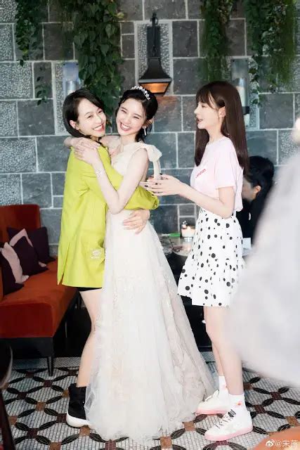 Zhang Ruoyun And Tang Yixins Dreamy Destination Wedding Dramapanda