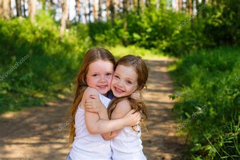 Two Little Girl Girl Friends Hugging In The Forest — Stock