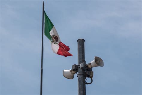 La alerta sísmica juega un papel central en el desalojo de edificios de oficinas, escuelas y hogares, antes de un temblor. El instante en que se activó una falsa alerta sísmica ...